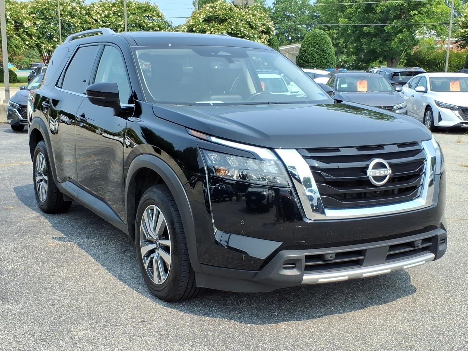 Used 2025 Super Black Nissan SL image 5