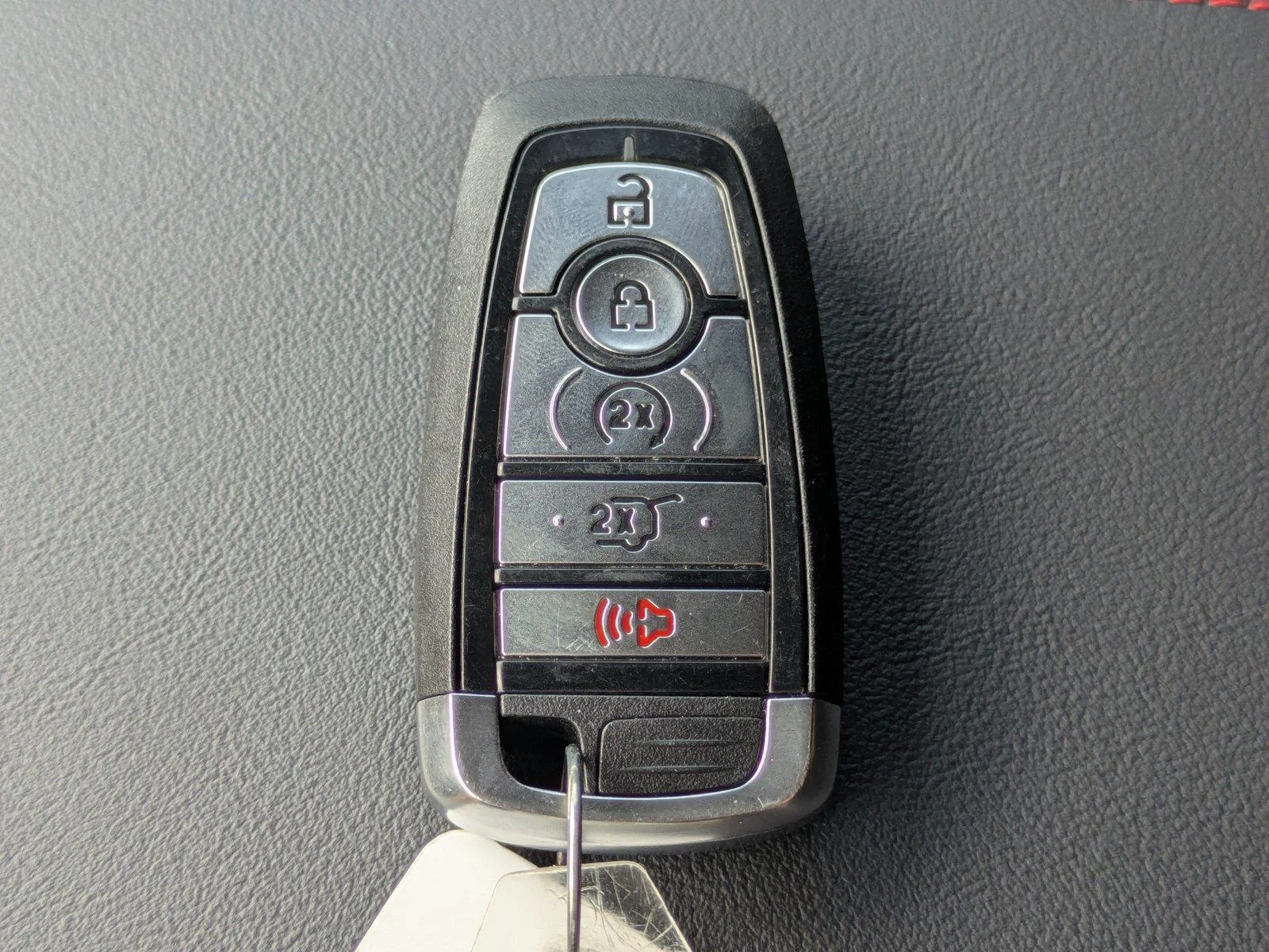 2025 Ford Explorer ST - Photo 36