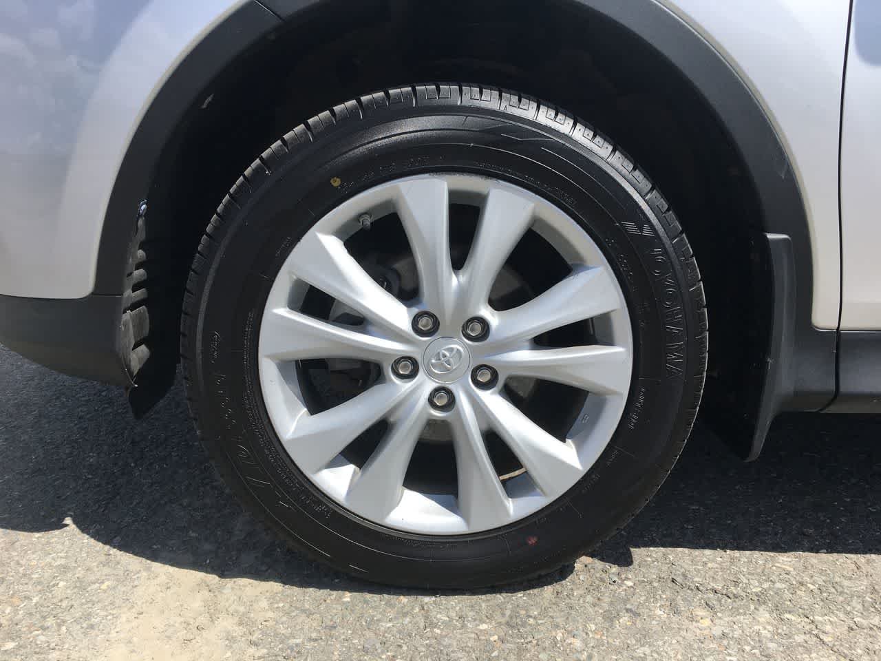Used 2013  Toyota Limited image 11
