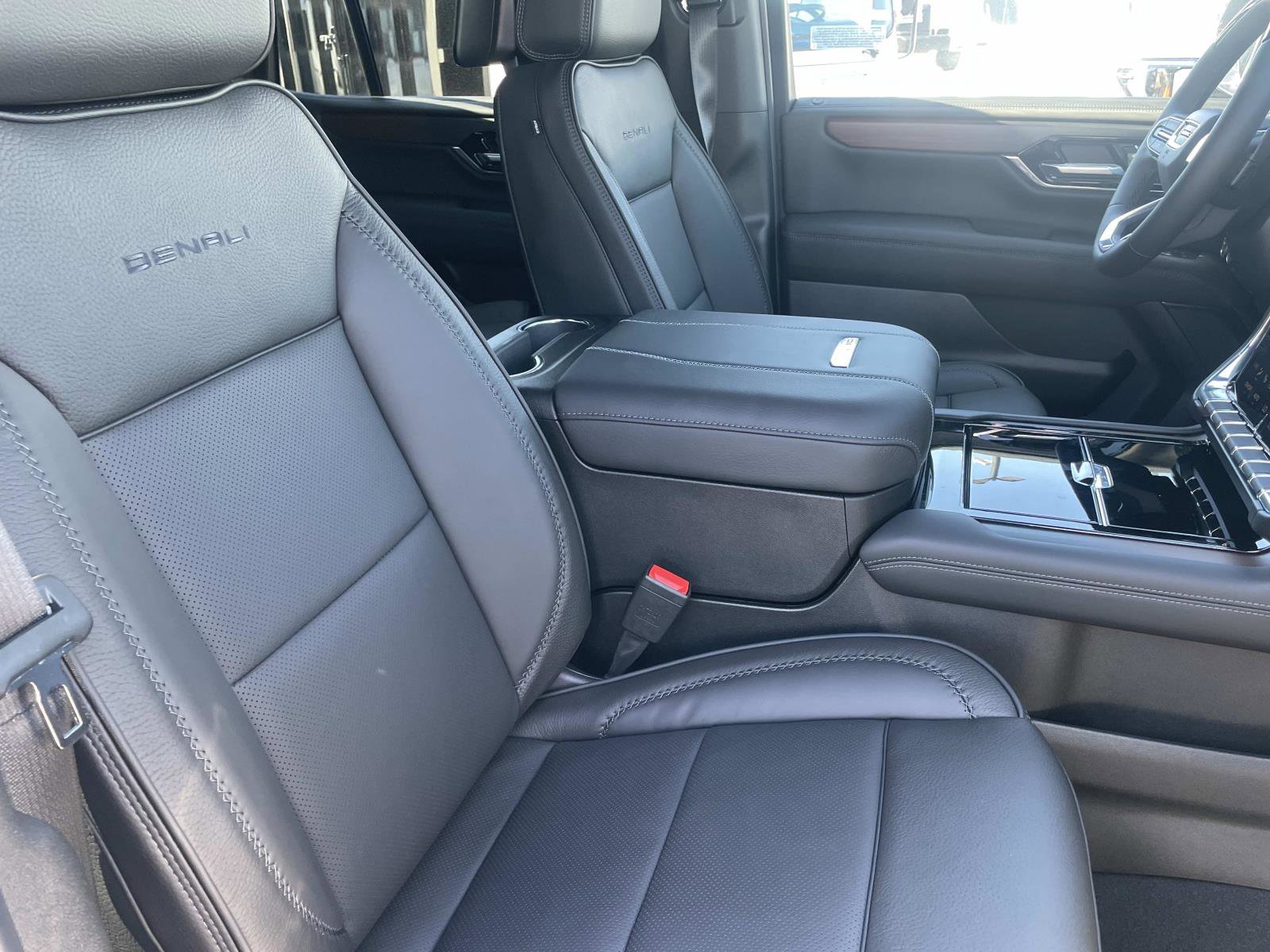 2026 GMC Yukon Denali - Photo 28