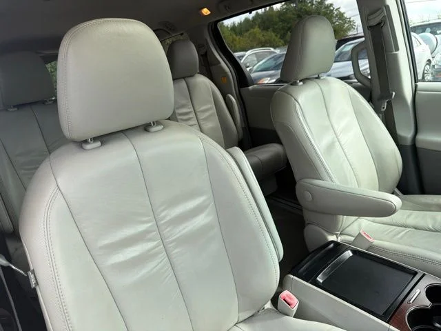 Used 2011 Silver Toyota XLE image 32