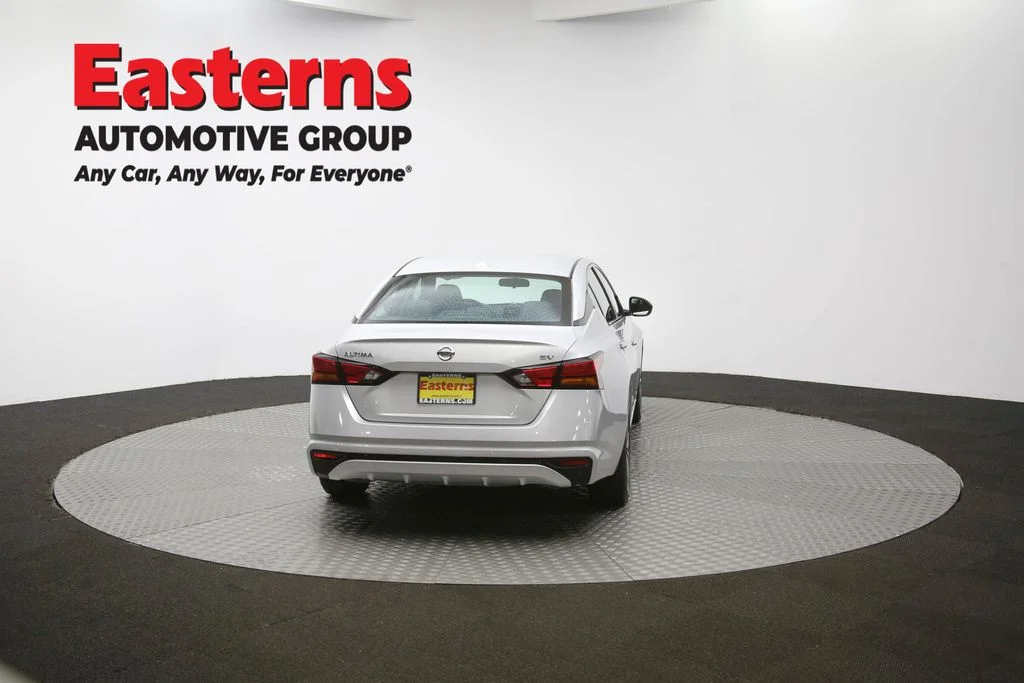 Used 2022 Silver Nissan 2.5 SV image 33