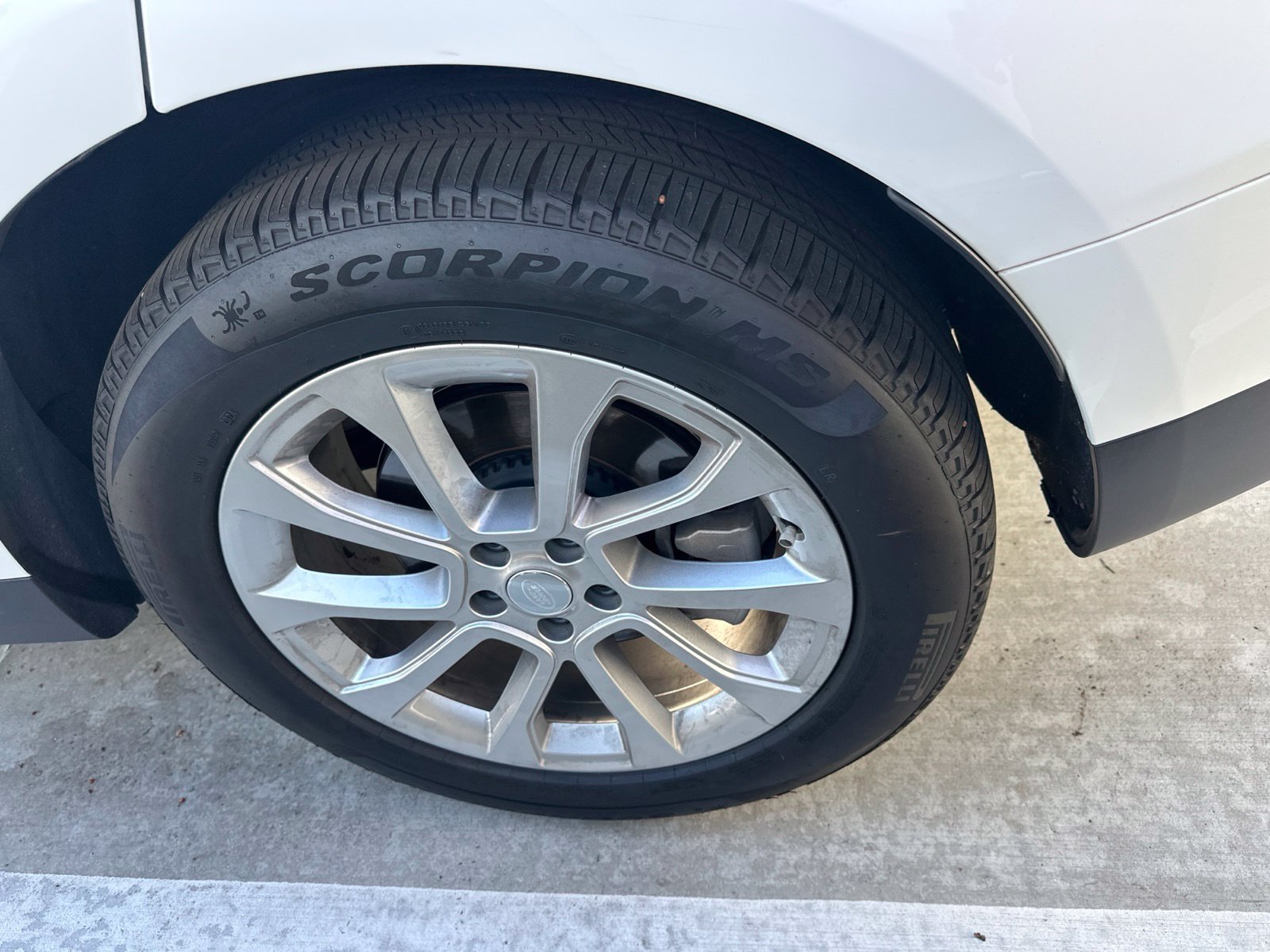 Used 2025 Fuji White Land Rover SE image 8