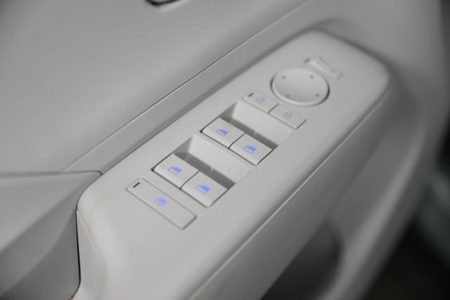 2025 Hyundai Kona SEL - Photo 16