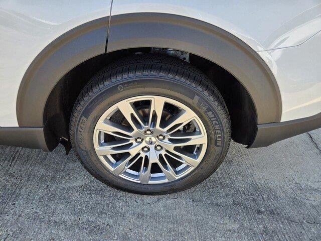 New 2026 Star White Metallic Tri-Coat Ford Platinum™ image 26