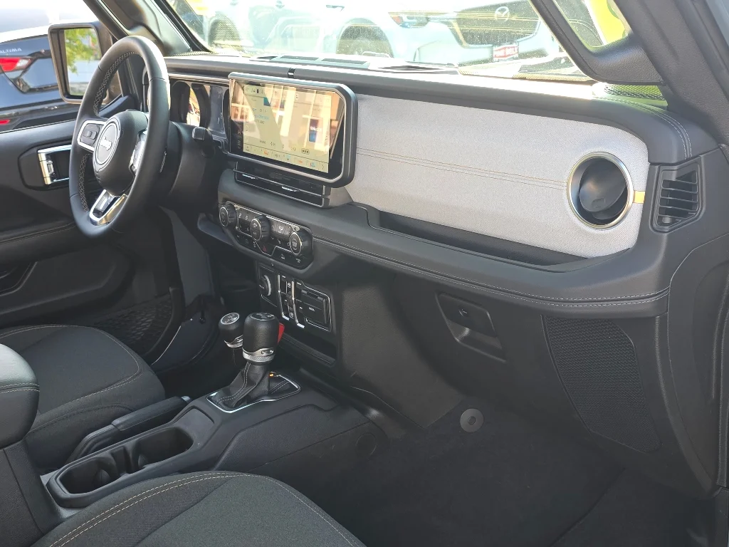 Used 2025 Anvil Clear Coat Jeep Sahara 4xe image 21