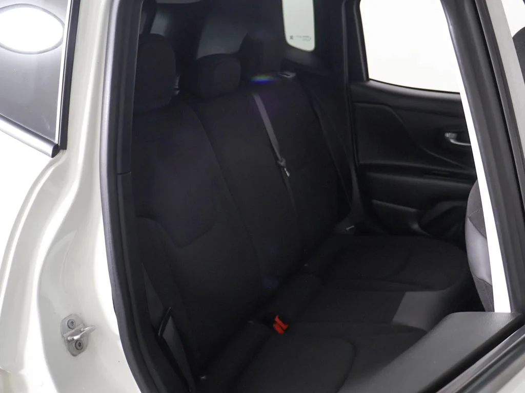 Used 2018 White Jeep Latitude image 27
