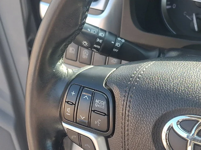 Used 2018 Silver Toyota XLE image 21