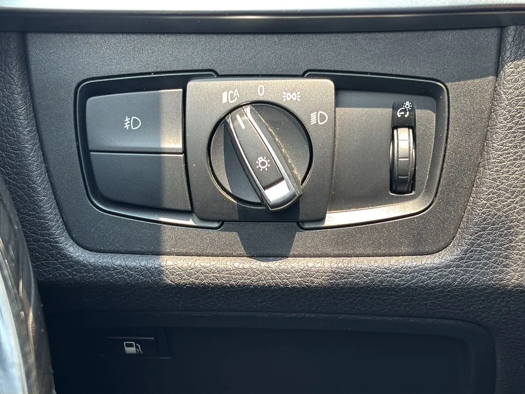 Used 2018 Alpine White BMW 330e iPerformance image 29