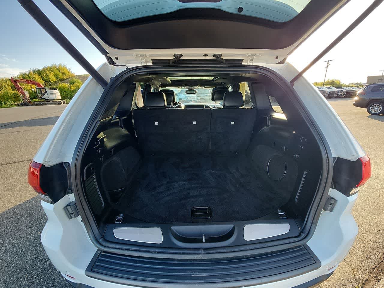 Used 2018 Bright White Clearcoat Jeep Trailhawk image 17