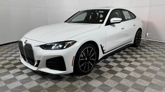 New 2026 Alpine White BMW xDrive40 image 3