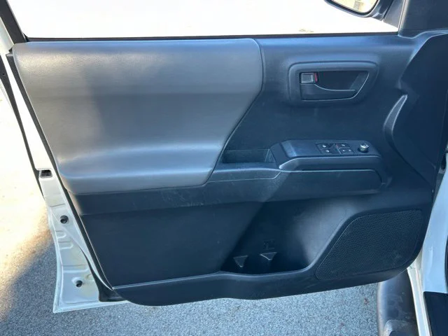 Used 2016 White Toyota SR image 17