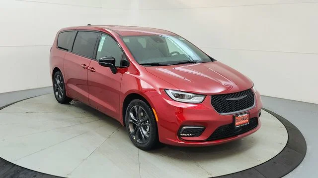 New 2026 Red Hot Pearl-Coat Exterior Paint Chrysler Select image 14