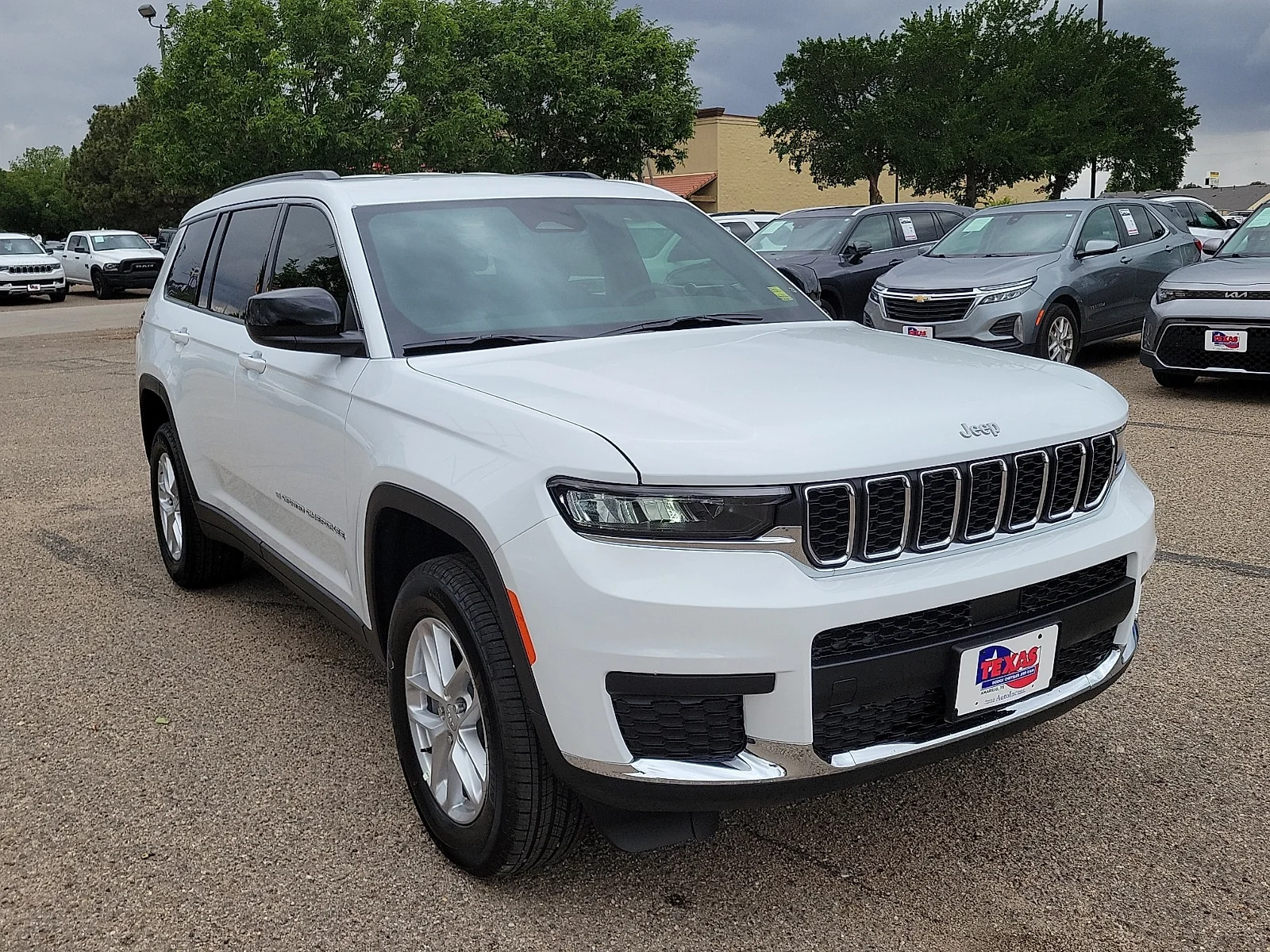 New 2026 PW7 Bright Whit Jeep L LAREDO 4X4 image 6