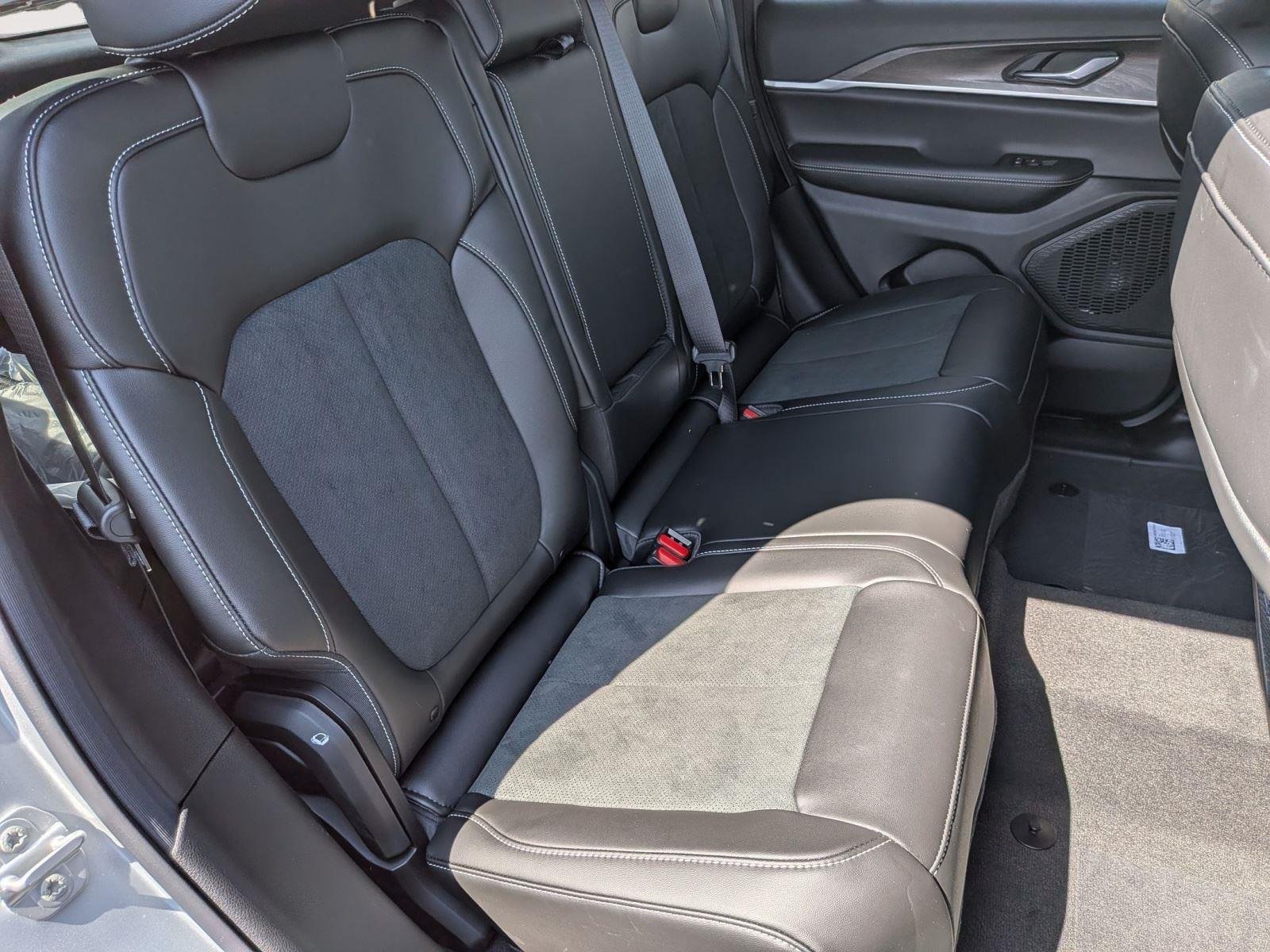 New 2026 Silver Zynith Exterior Paint Jeep Laredo Altitude image 35