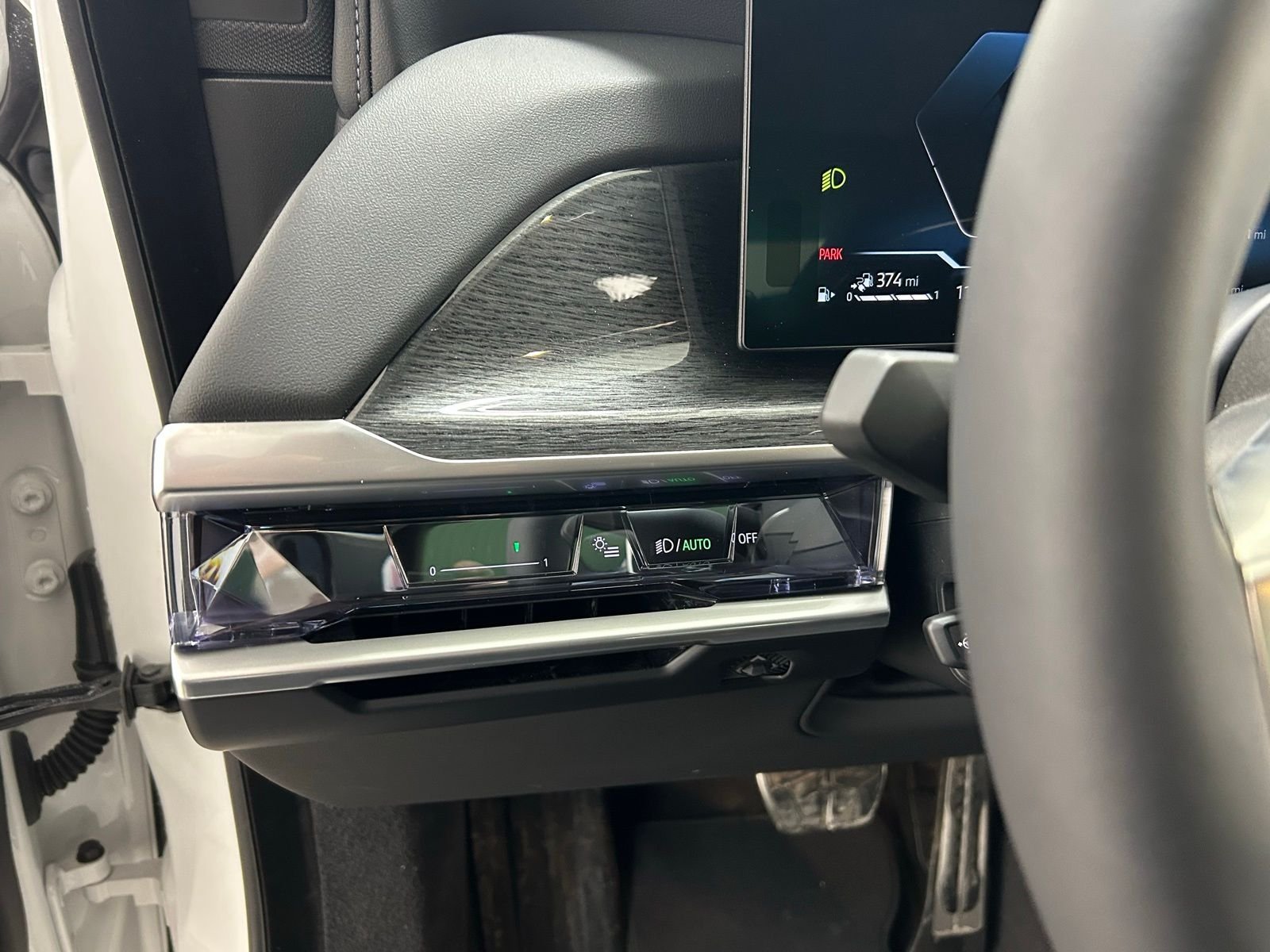 New 2026 Mineral White Metallic BMW 750e xDrive image 26