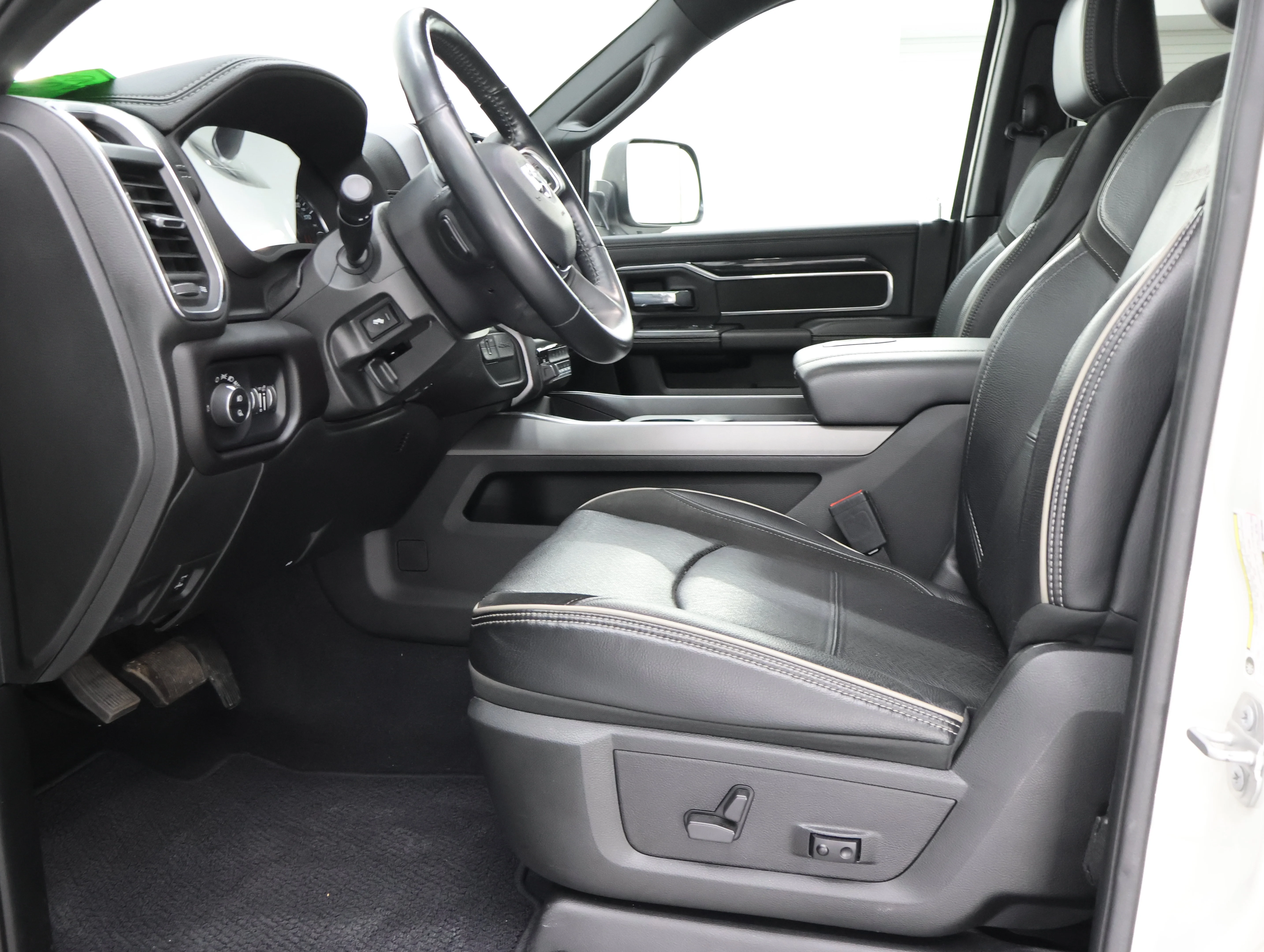 Used 2022 Pearl White Ram Laramie image 8