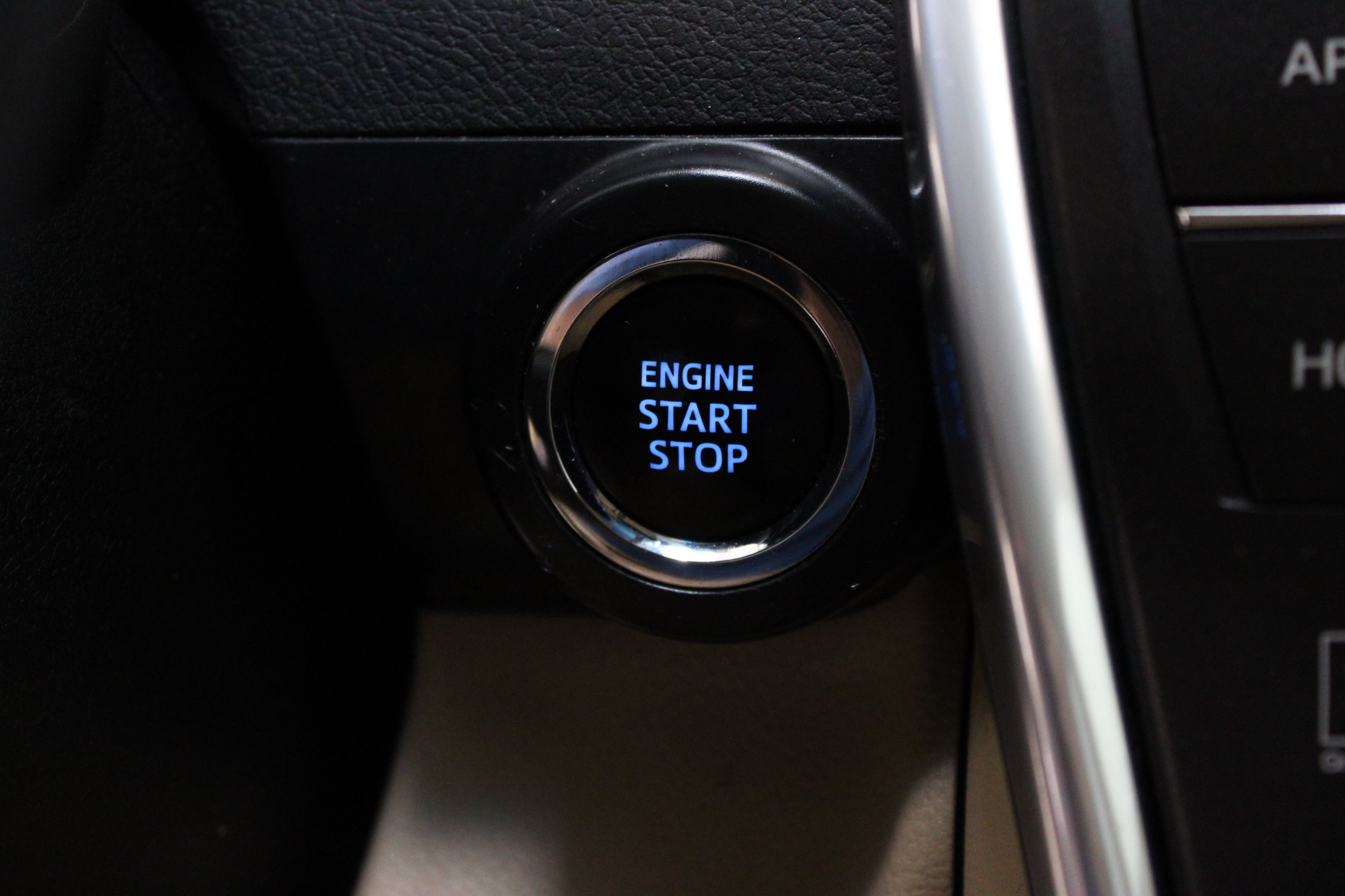 Used 2015 Blizzard Pearl Toyota XLE 3.5L image 18