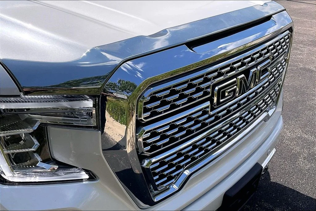 Used 2022 White Frost Tricoat GMC Denali image 30