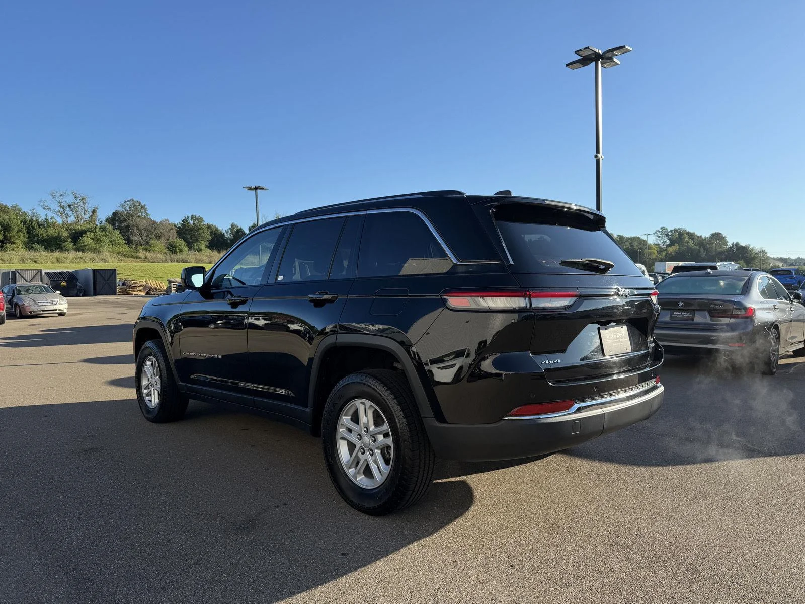Used 2023 Diamond Black Crystal Pearlcoat Jeep Laredo image 4
