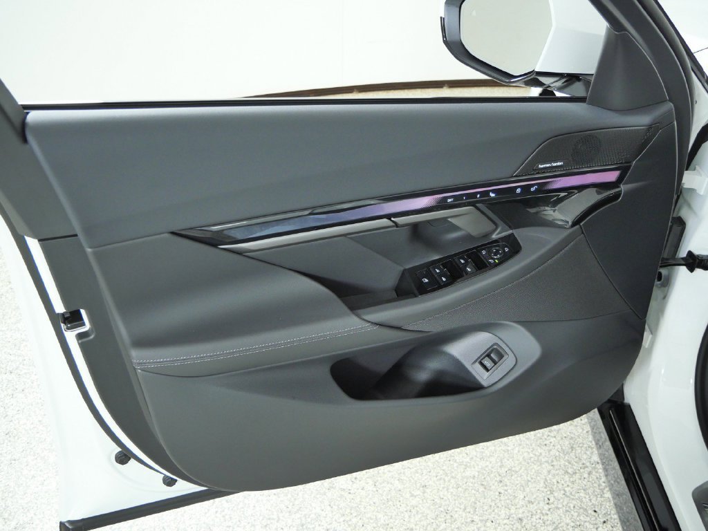 New 2027 Alpine White BMW 530i xDrive image 32