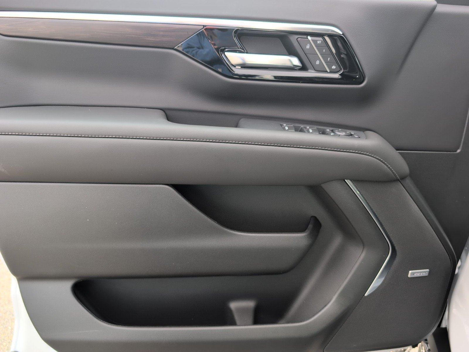2026 Chevrolet Suburban LT - Photo 13