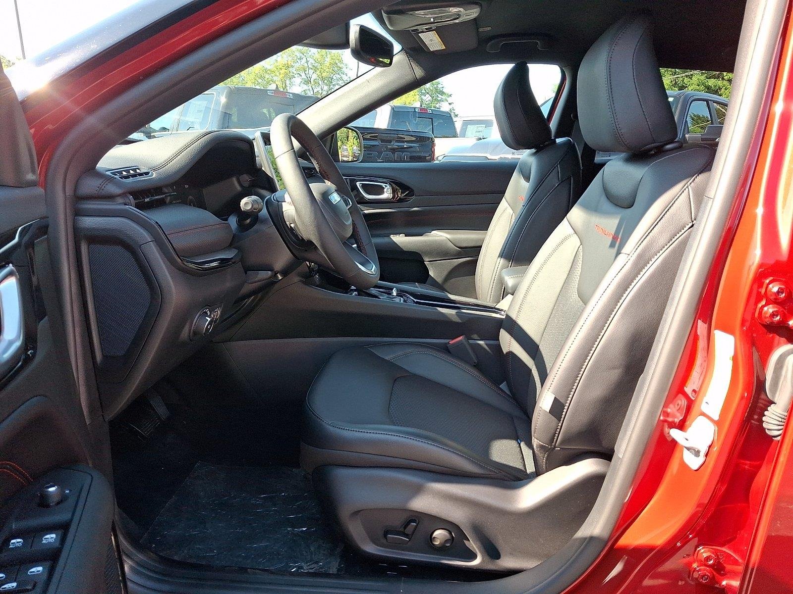 New 2026 Red Hot Pearl-Coat Exterior Paint Jeep Trailhawk image 9