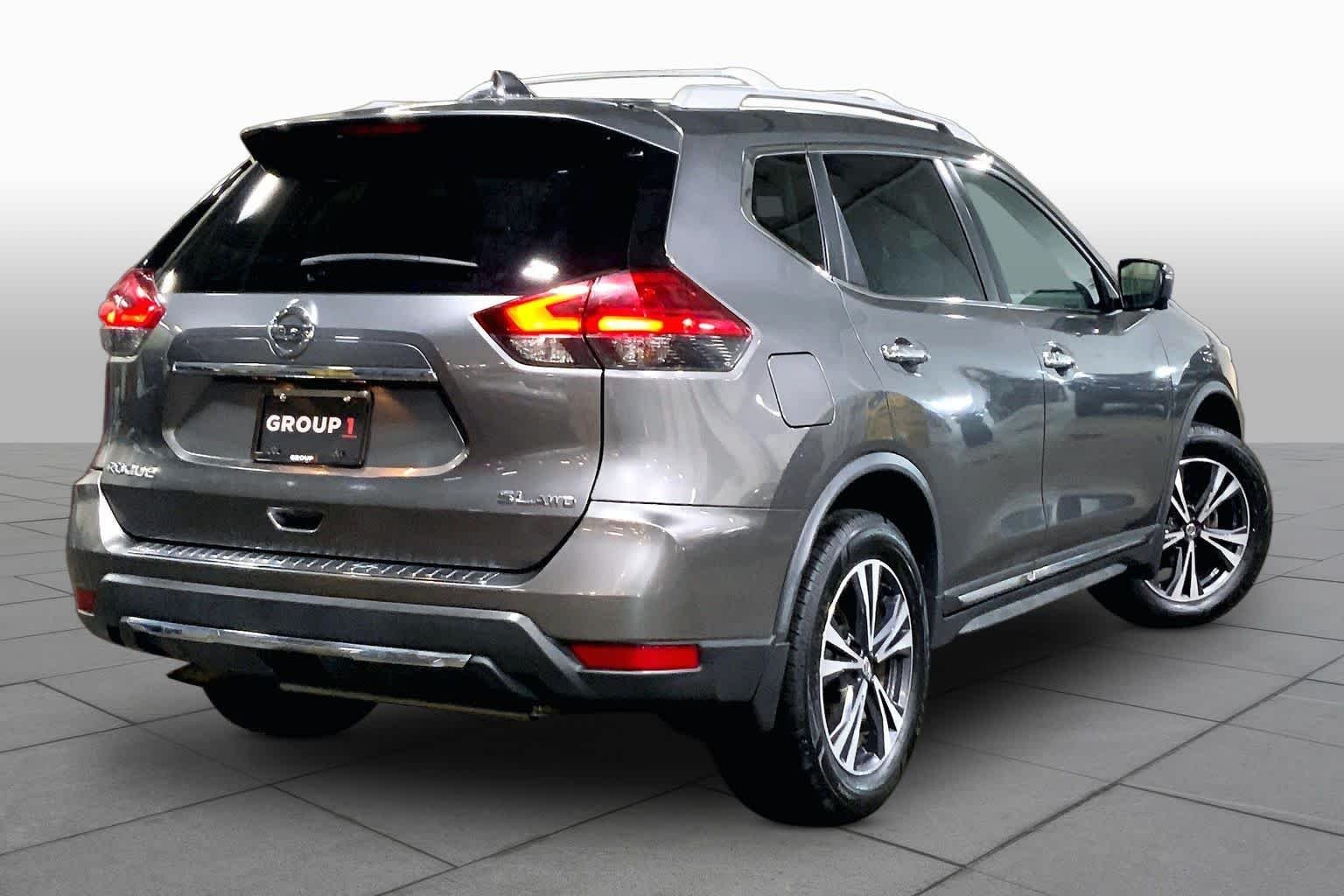Used 2017 Gun Metallic Nissan SL image 13