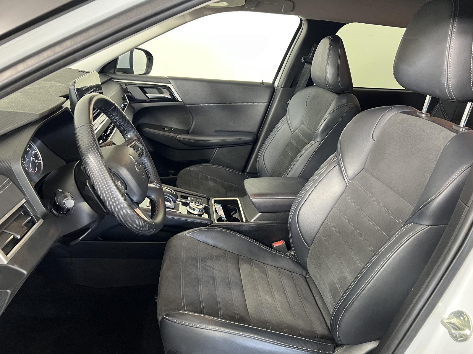 Used 2023 White Diamond Mitsubishi SE image 13