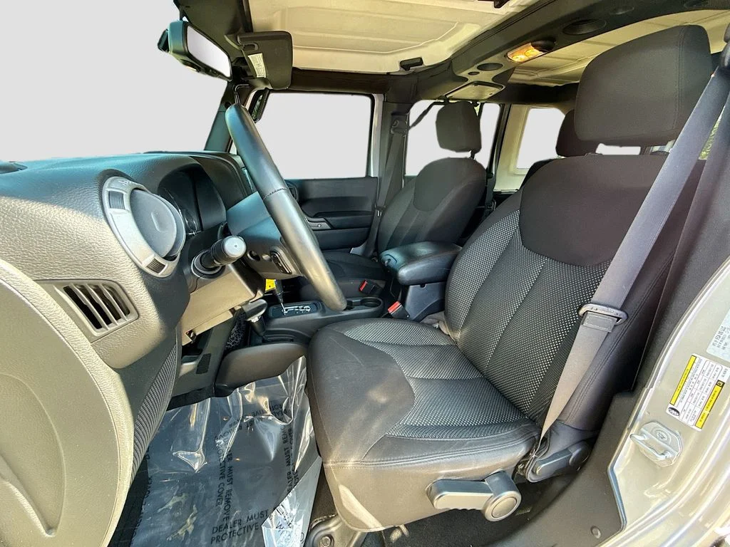 Used 2016 Billet Silver Metallic Clearcoat Jeep Black Bear image 17