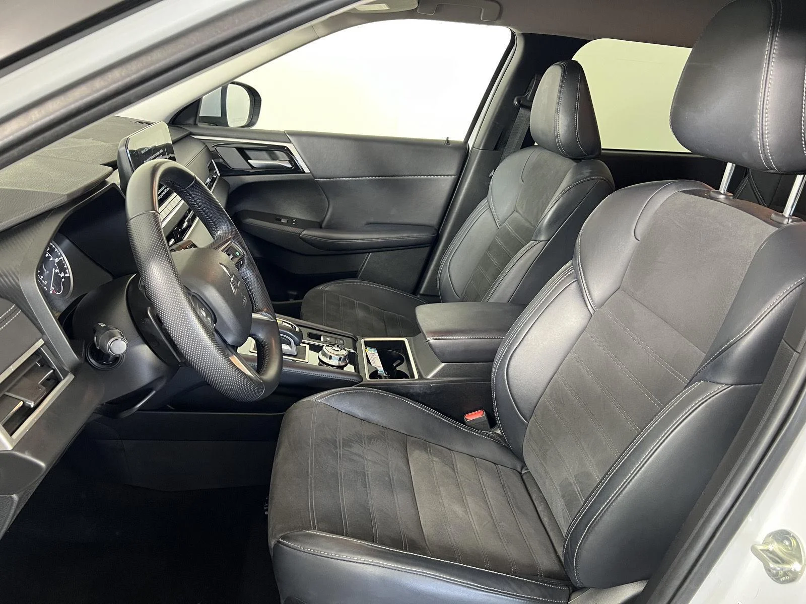 Used 2023 White Diamond Mitsubishi SE image 13