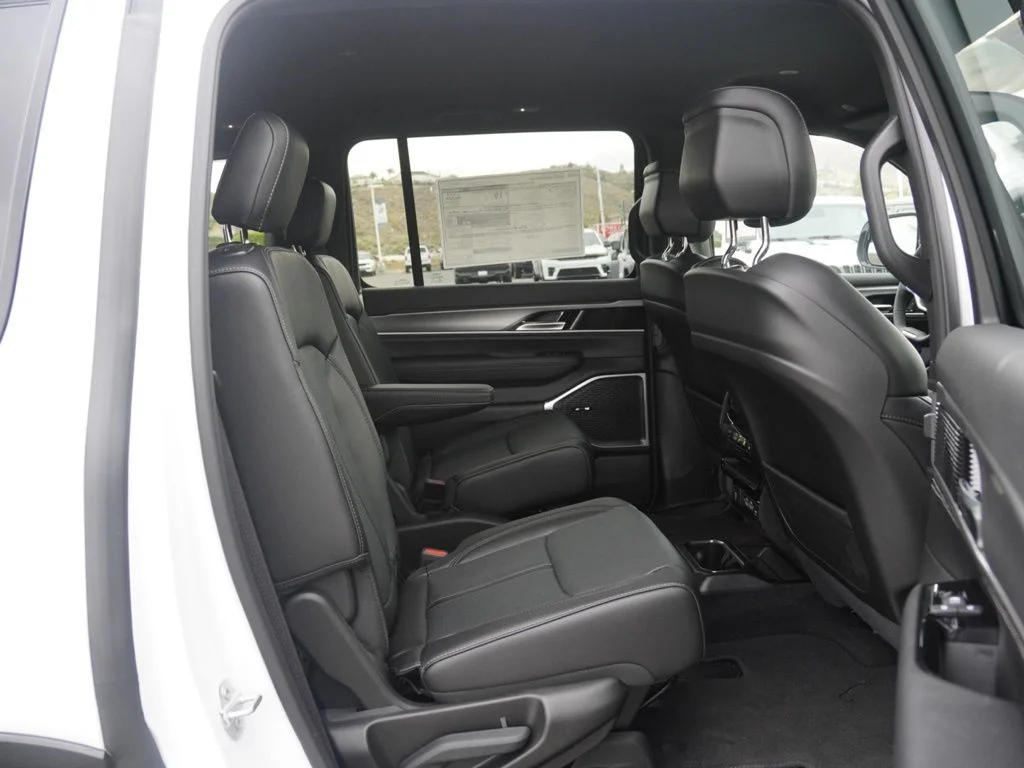 New 2026 Bright White Clear-Coat Exterior Paint Jeep  image 23