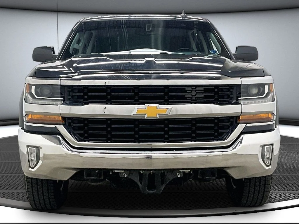 Used 2018 Gray Chevrolet LT image 2