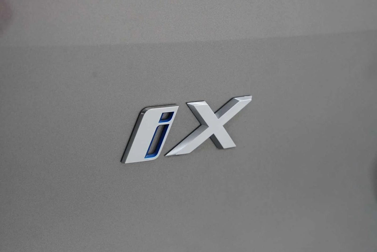 Certified Used 2024 Oxide Grey Metallic BMW xDrive50 image 9