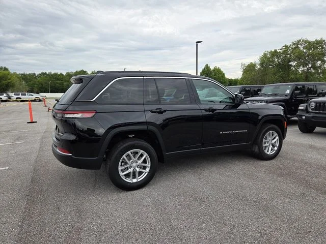 New 2026 Diamond Black Crystal Pearl-Coat Exterior Paint Jeep Laredo image 12