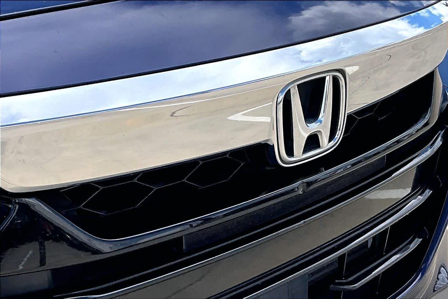 Used 2018 Obsidian Blue Pearl Honda Touring 2.0T image 30