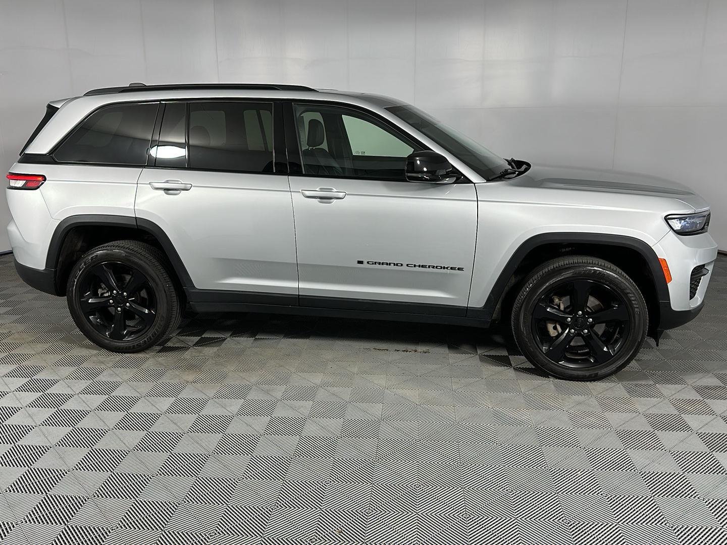 Used 2025 Silver Zynith Jeep Altitude X image 4