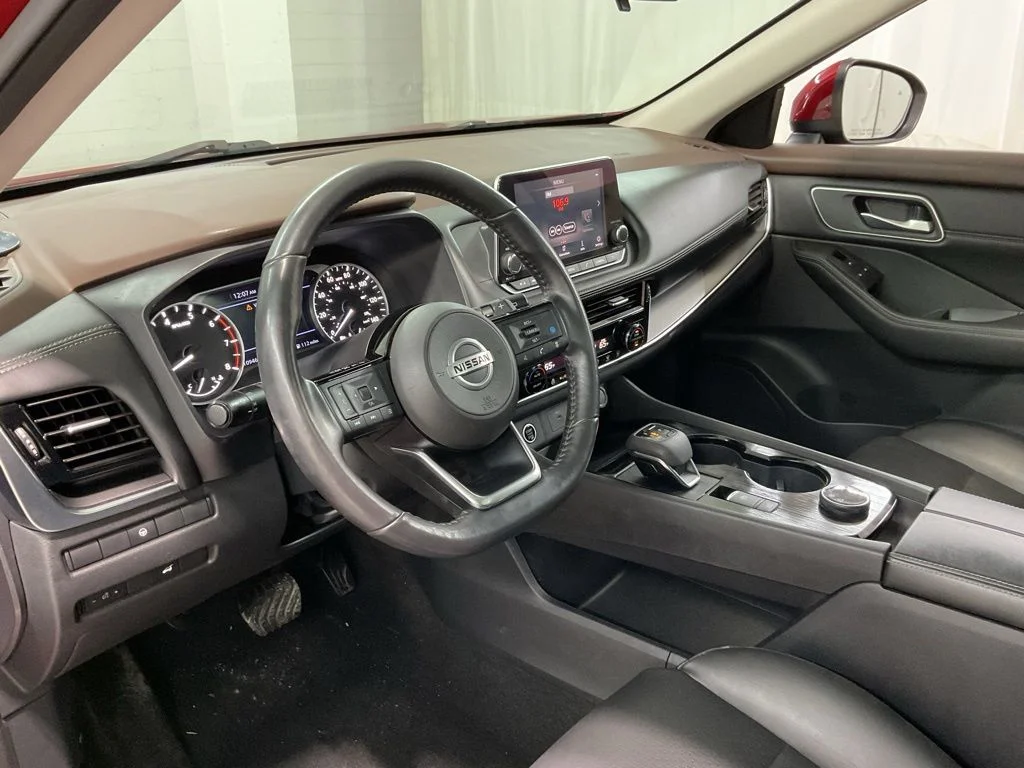 Used 2021 Scarlet Nissan SV image 17