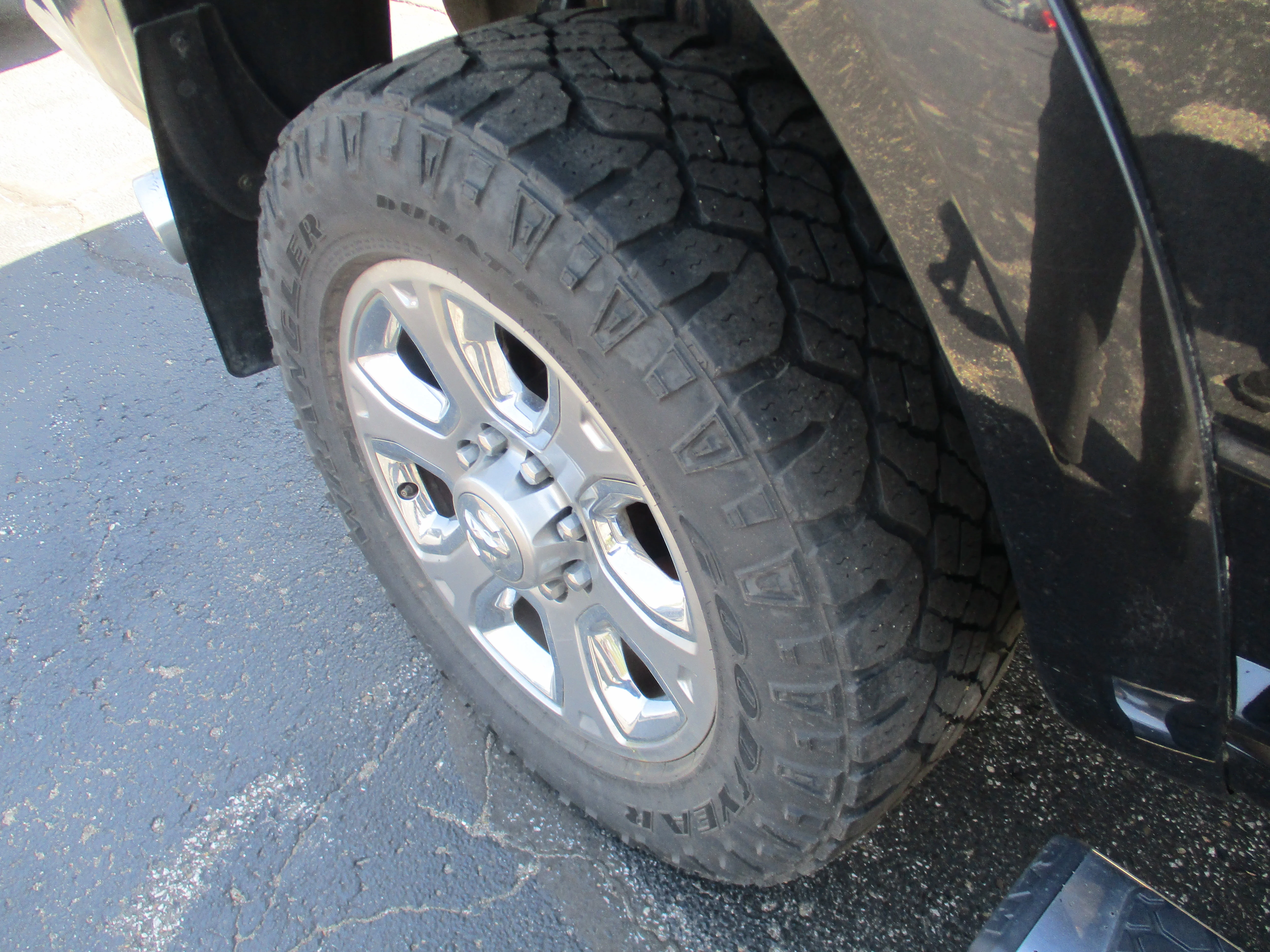 Used 2016 Brilliant Black Crystal Pearlcoat Ram Laramie image 22
