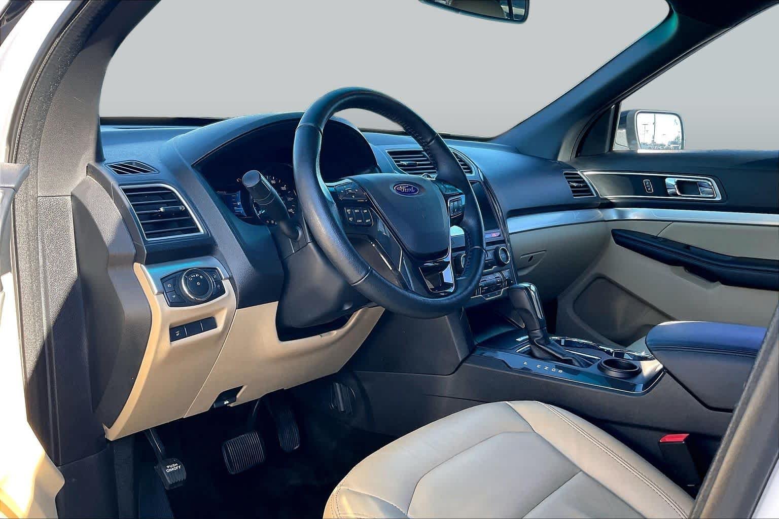 Used 2017 White Platinum Metallic Tri-Coat Ford XLT image 15