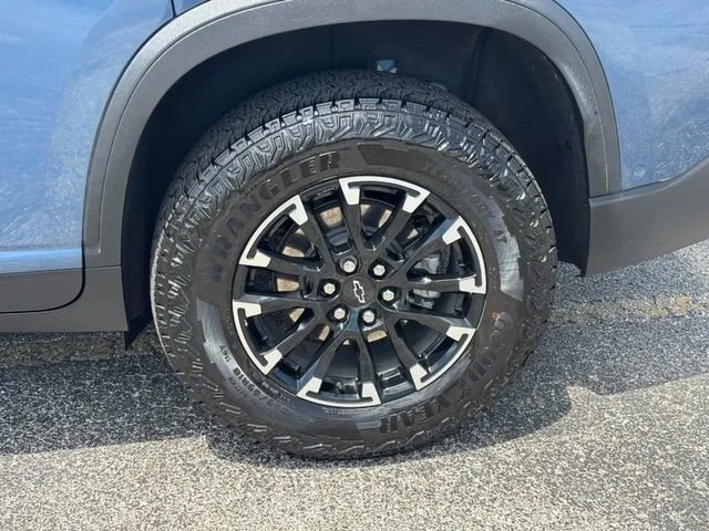 Used 2026 Lakeshore Blue Metallic Chevrolet Z71 image 9