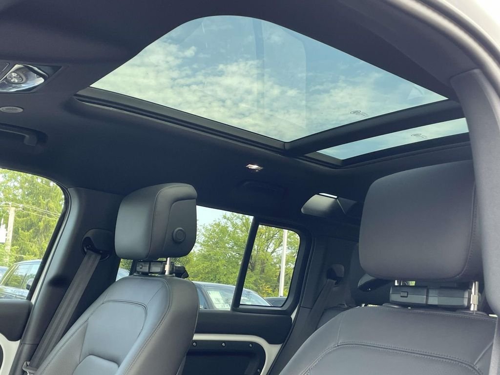 New 2026 Fuji White Land Rover X-Dynamic SE image 11