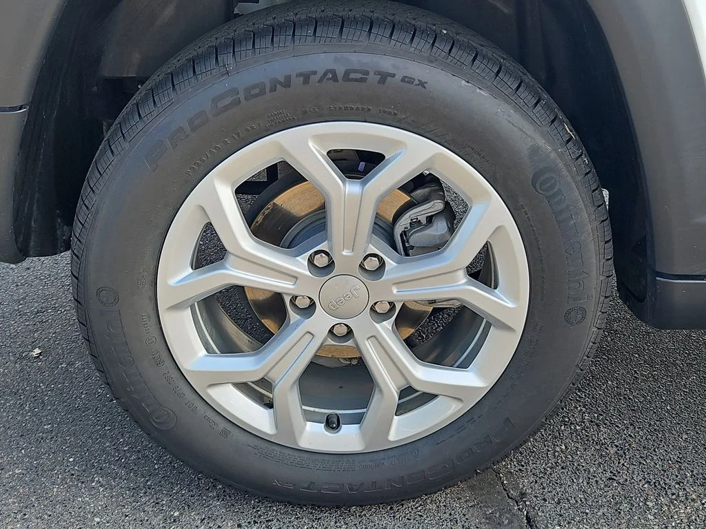 Used 2024 White Jeep Latitude image 6