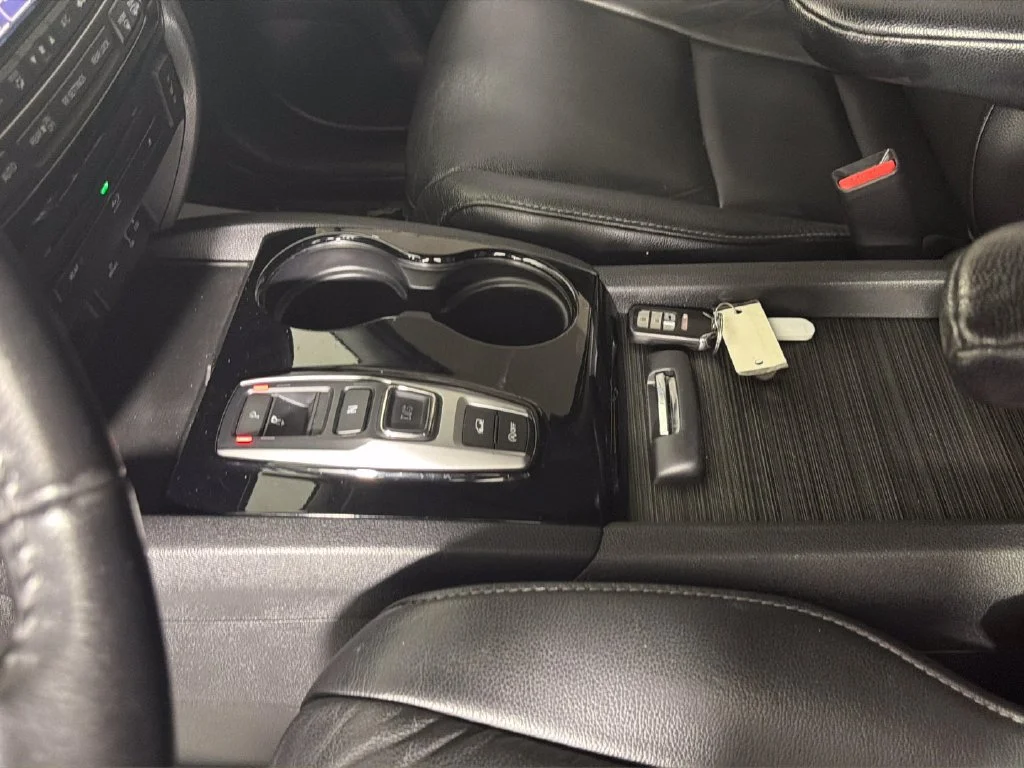 Used 2018 White Honda Touring image 25