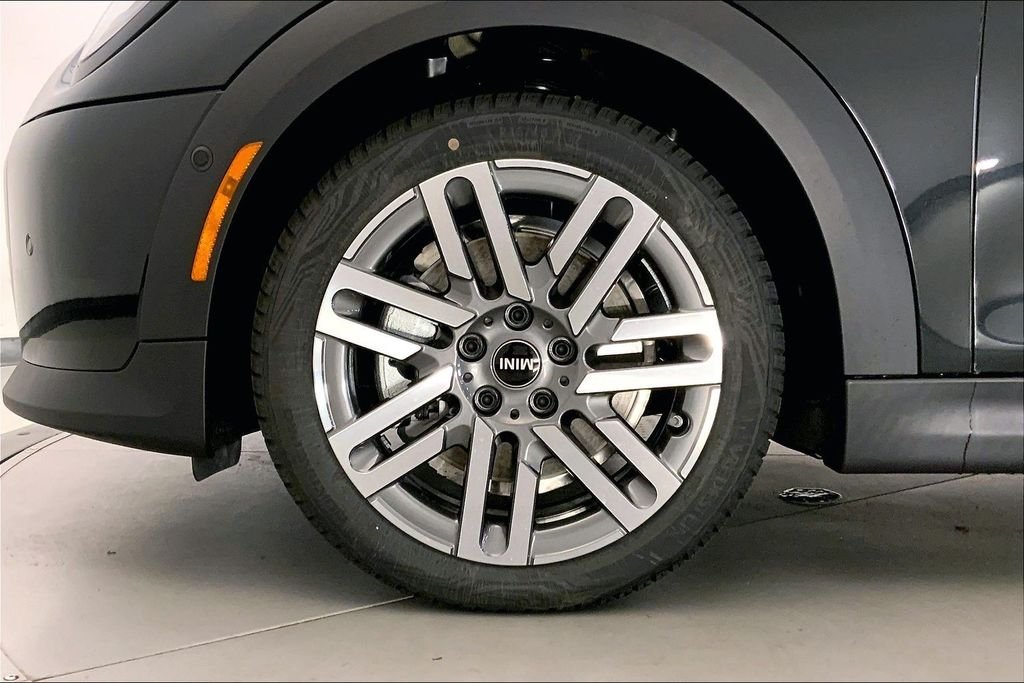 New 2026 Midnight Black II Metallic MINI Signature Plus image 9
