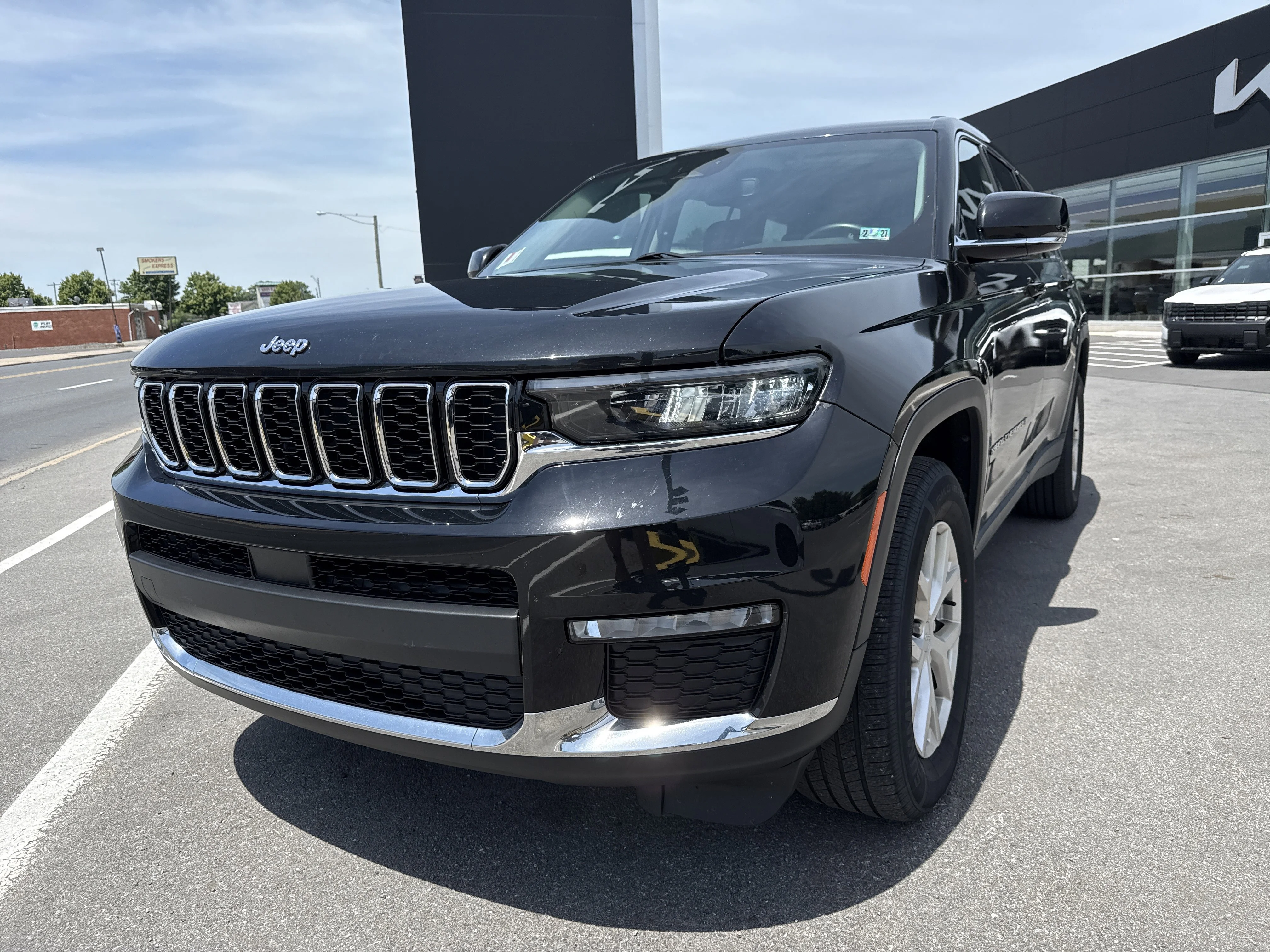 Used 2021 Diamond Black Crystal Pearlcoat Jeep Limited image 8