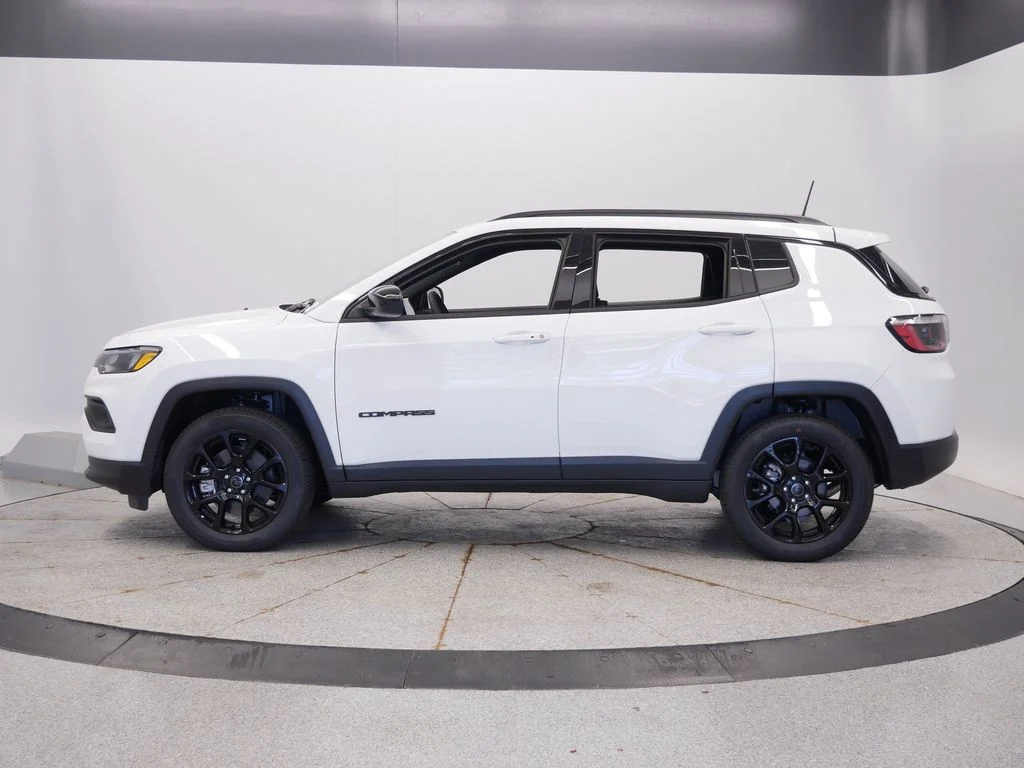 New 2026 Bright White Clearcoat Jeep Latitude image 2