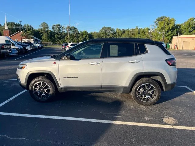 Used 2025 Silver Jeep Trailhawk image 3