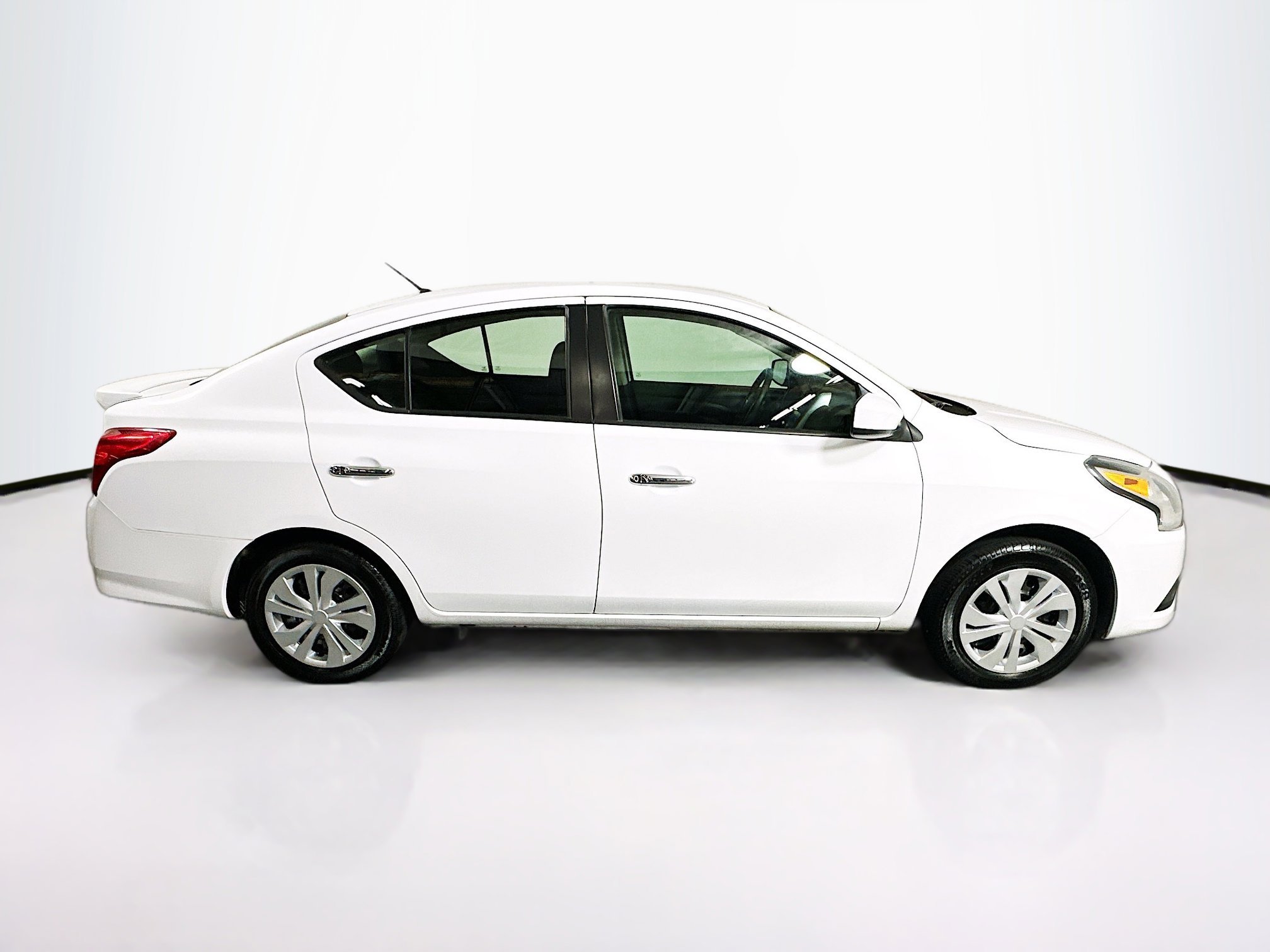 2019 Nissan Versa thumbnail 6