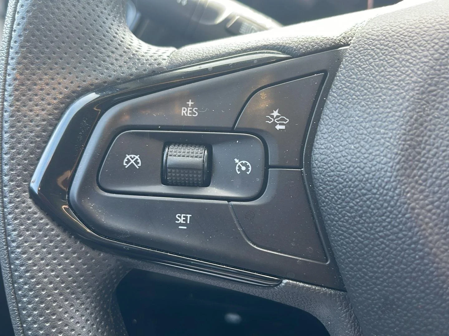 Used 2025 Summit White Chevrolet LT image 22